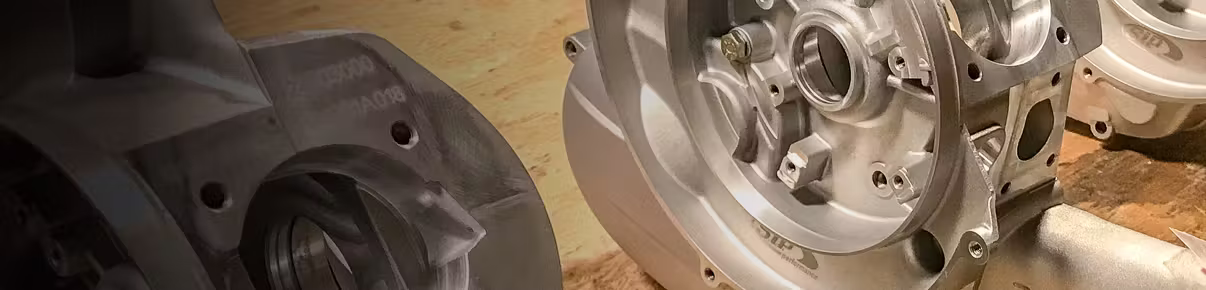 Vista dettagliata di 3 parti del motore in metallo argentato di SIP.