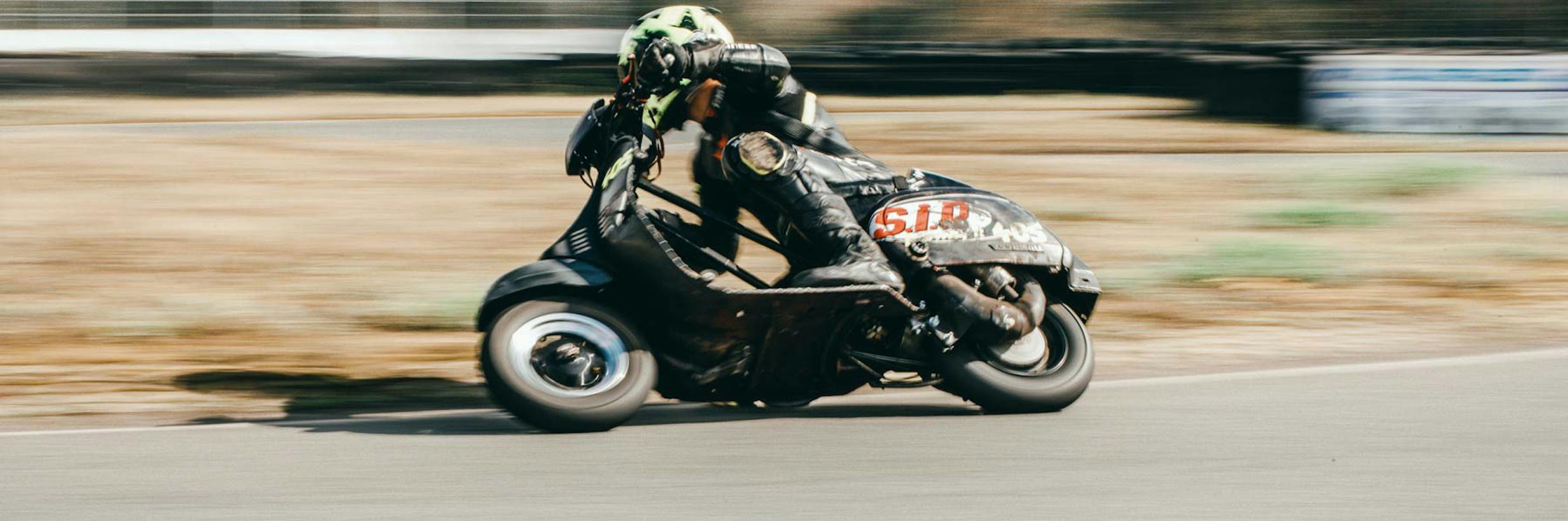 Irre Schräglagen sind mit einer alten Vespa möglich