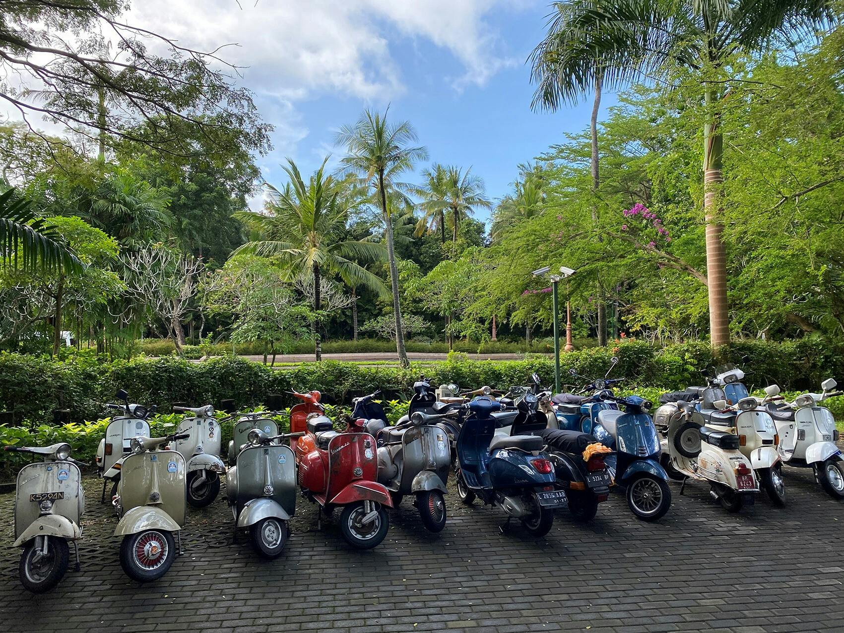 "Satu Vespa Sejuta Saudara" means "One Vespa, One Million Brothers".
