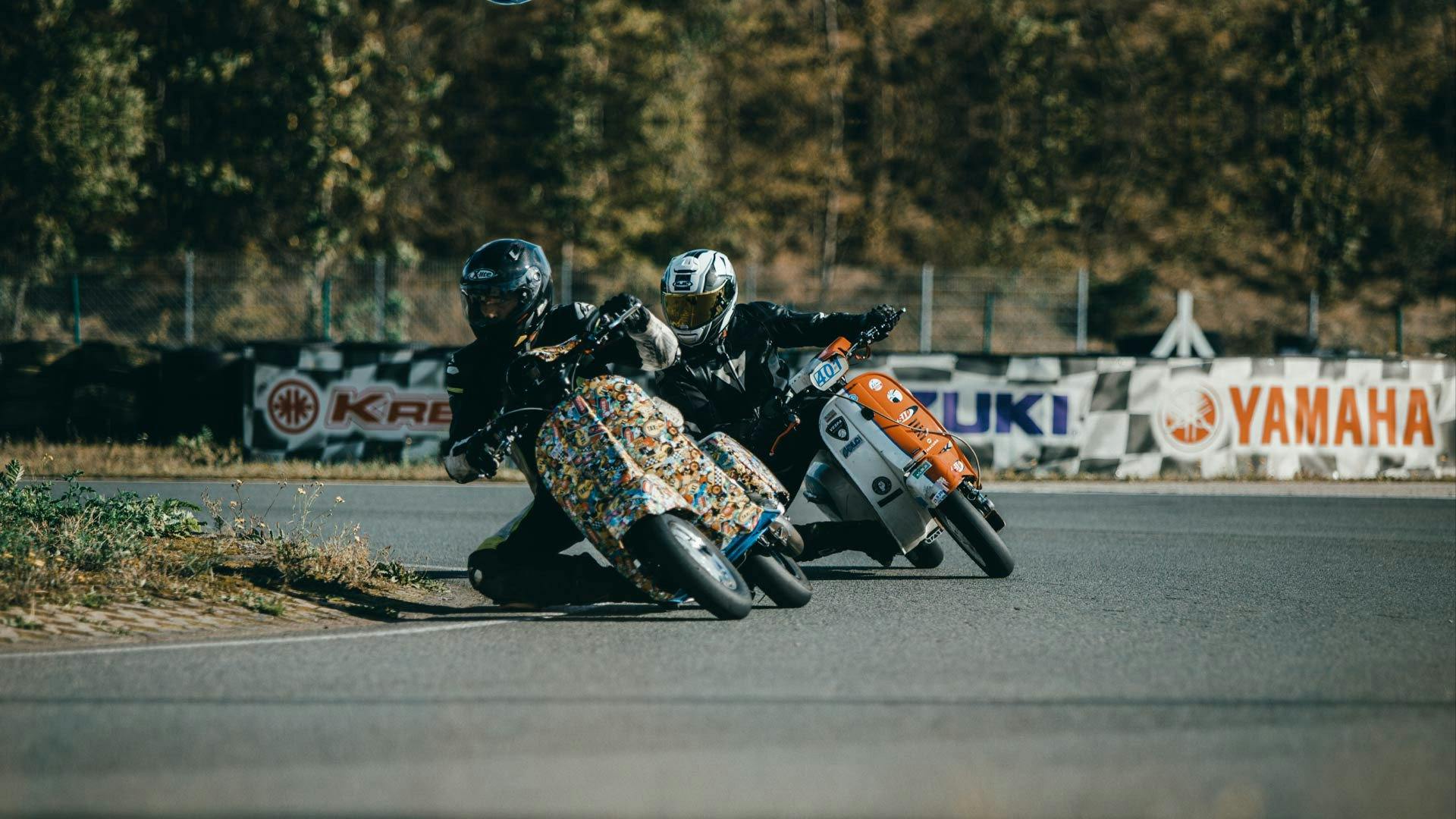 Roller liegen in der Kurve