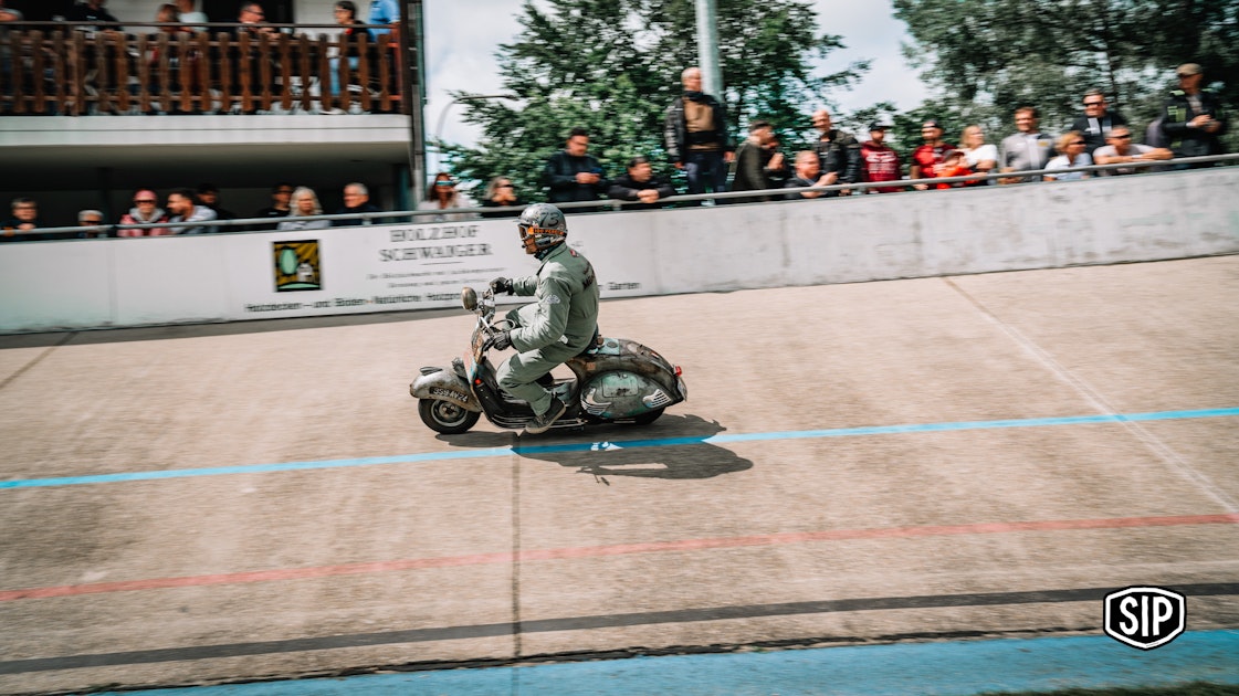 1st Bavarian cement track race with old Vespas Oberpöring | Classic ...