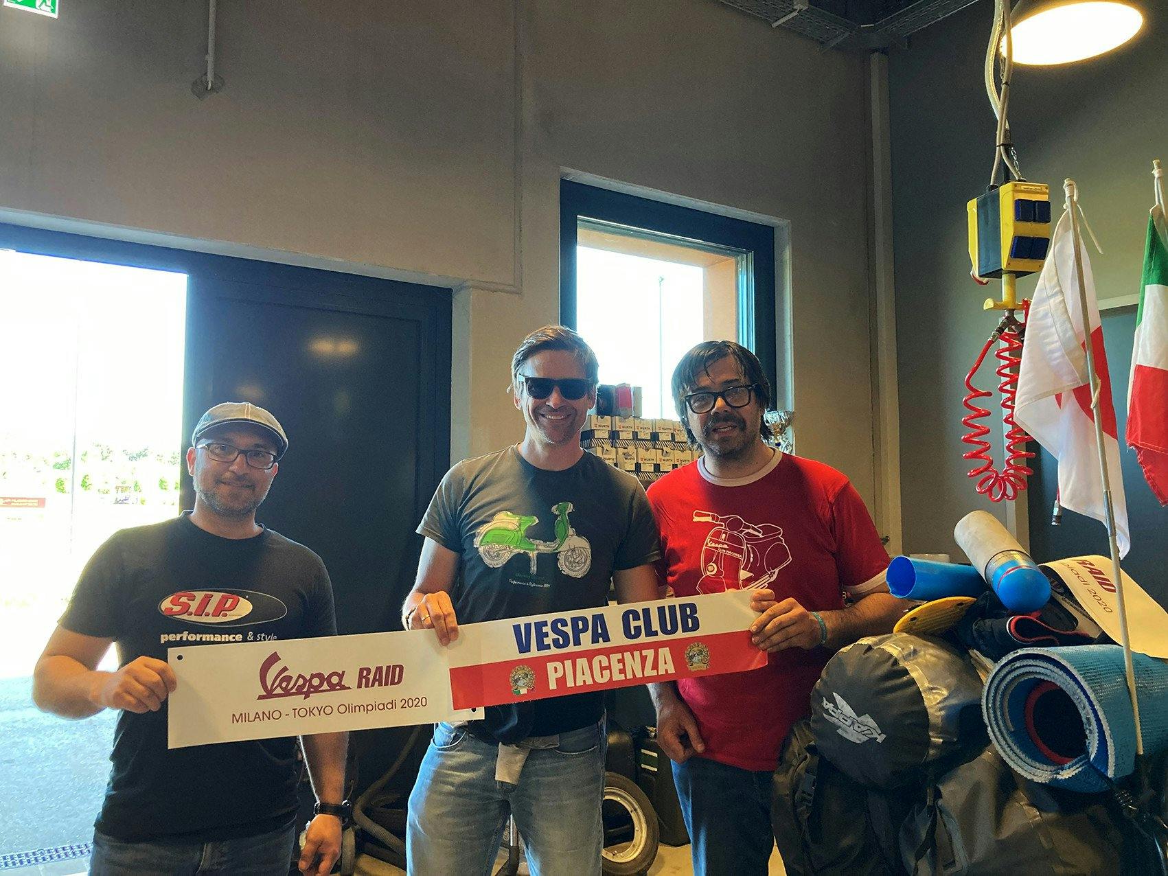 Luigi, Alex und Fabio (von links) zeigen Flagge ...