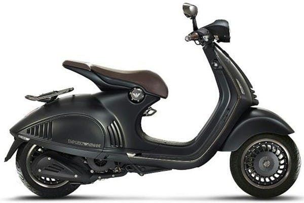 Photo from VESPA 946 i.e. 3V 4T Emporio Armani Euro3 125 ccm 4T AC '15 ZAPM80101 | MODERN VESPA