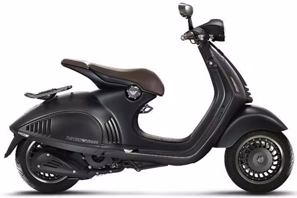 Photo from VESPA 946 i.e. 3V 4T Emporio Armani Euro3 125 ccm 4T AC '15 ZAPM80101 | MODERN VESPA