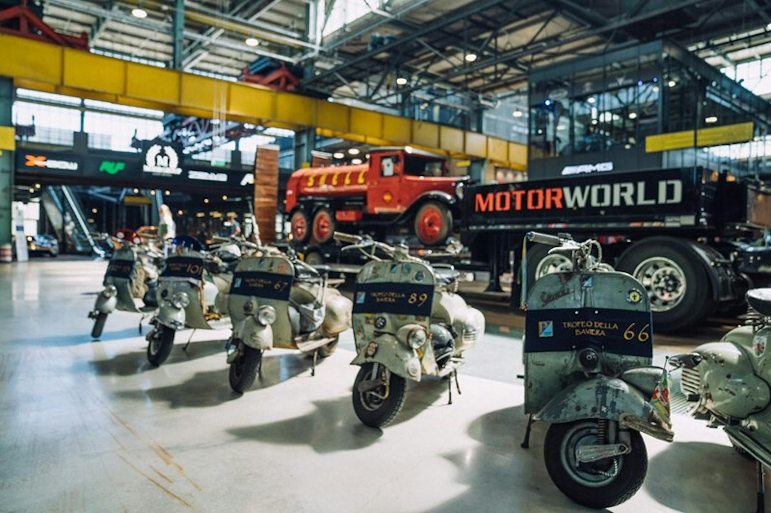 50er Jahre Vespas parken in der Motorworld