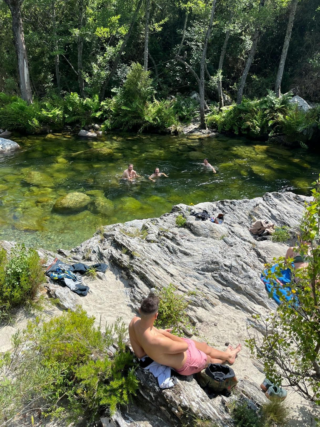 Nackte Männer im Fluss