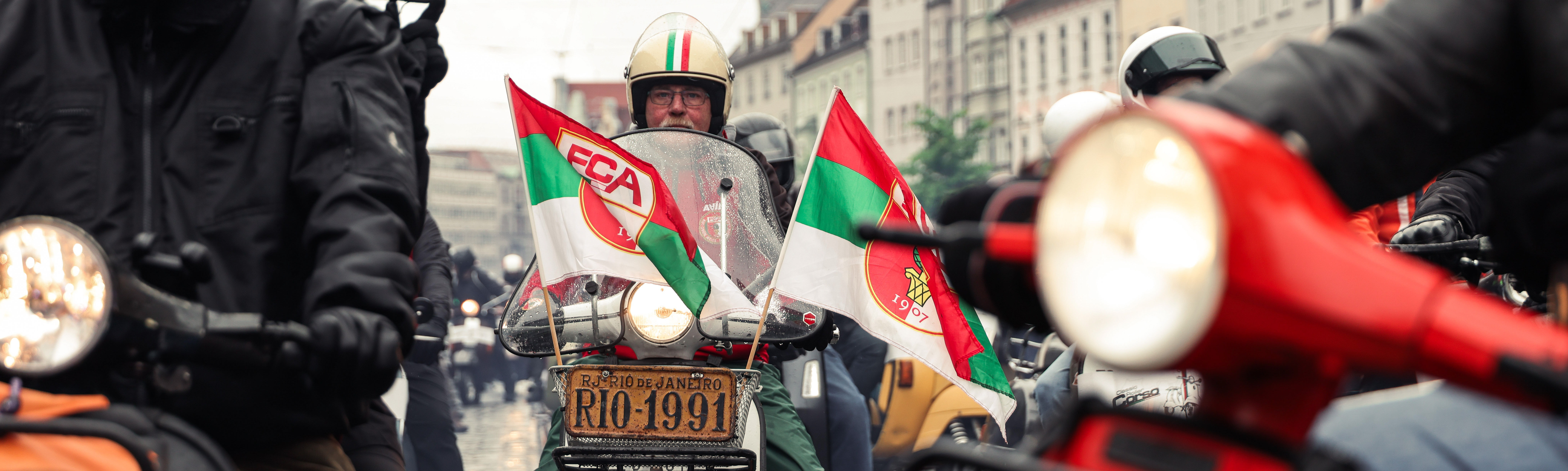 200 Vespas at FC Augsburg: Classic Roller Corso 2025