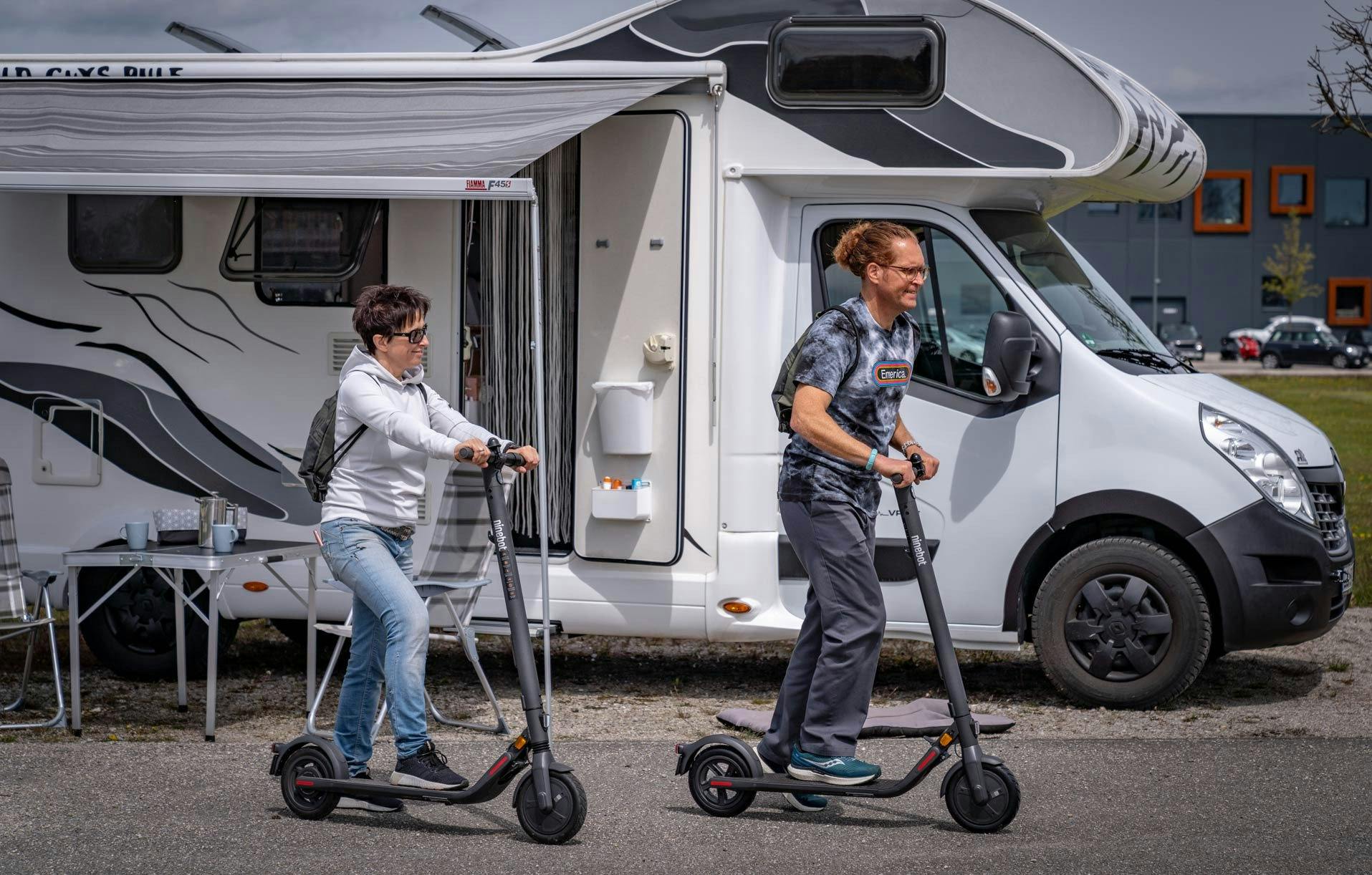 Flott und sicher unterwegs. E-Scooter sind die idealen Begleiter für einen Campingurlaub.