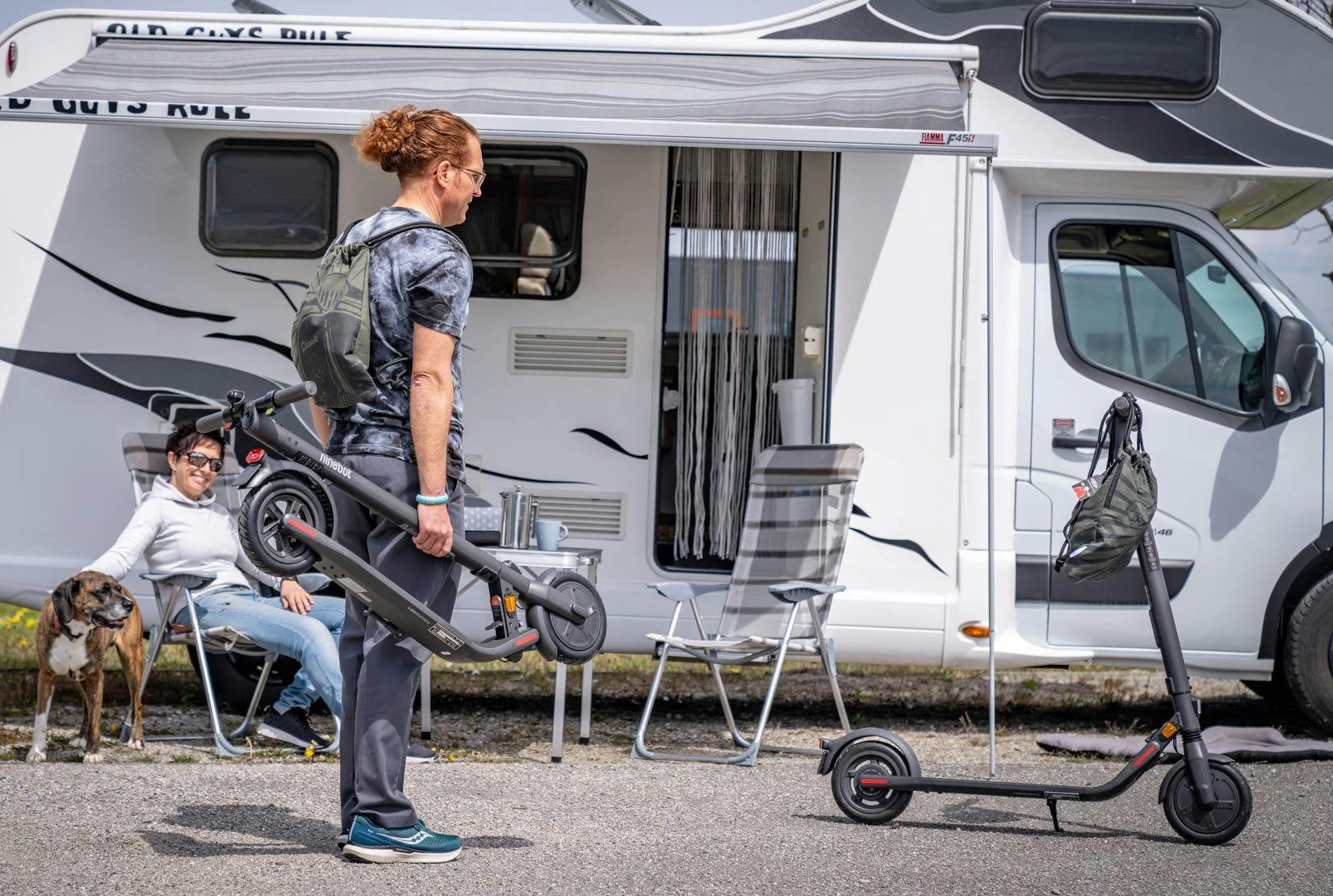Die Mühlbauers, ihr Hund und zwei E-Scooter. Camping in Perfektion.